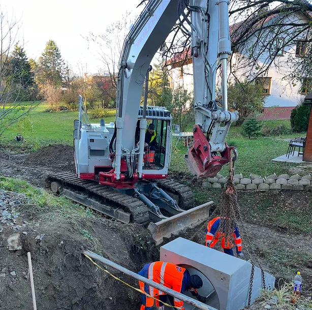 Kettenbagger bei Leitungsbau auf Privatgrundstück