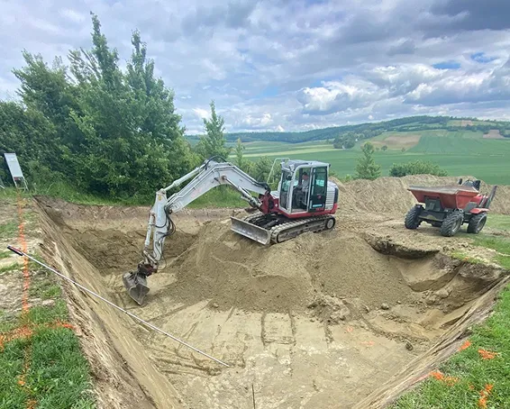 Kettenbagger und Dumper bei Geländeaushub