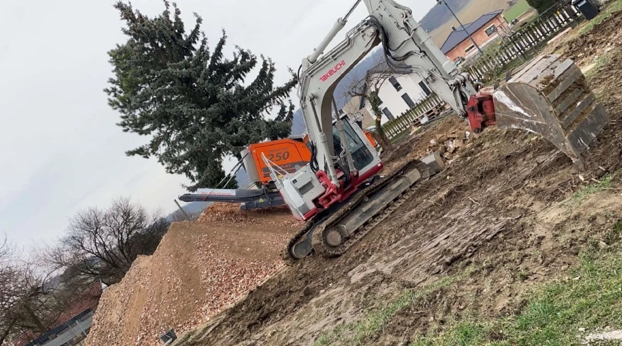 Kettenbagger bei Hausaushub