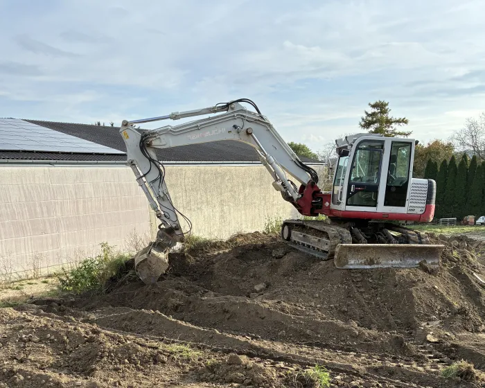 Kettenbagger im Einsatz auf Baustelle