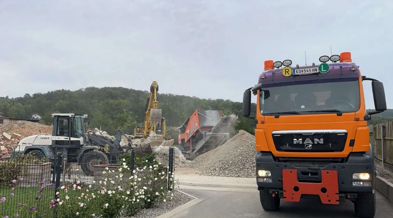MAN LKW und Bagger bei Recycling-Arbeiten