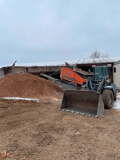 Radlader beim Materialumschlag in Recyclinghalle