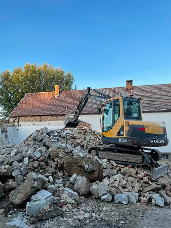 Kettenbagger bei Hausabbruch