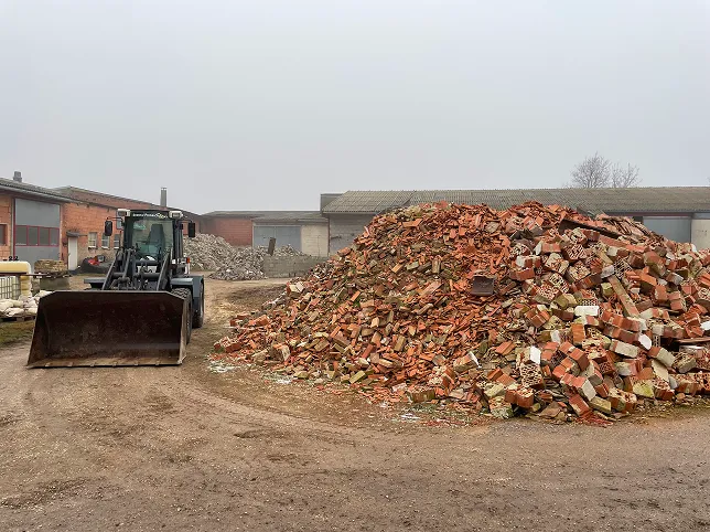 Radlader vor Ziegelschutt beim Bauschutt-Recycling